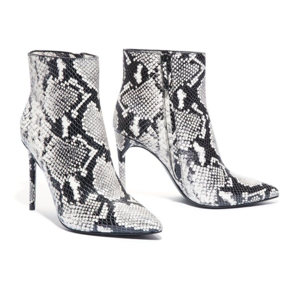 Alice and Olivia Celyn Black White Snakeskin Print Ankle Boots 7.5